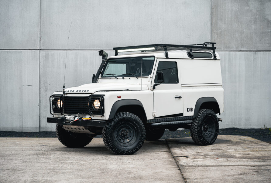 Land Rover Defender 01